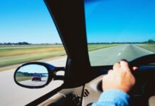 ¿Cómo puedes saber si un auto te sigue sospechosamente en la carretera?