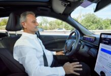 Las tendencias de conducción en las autopistas, sin manos al volante
